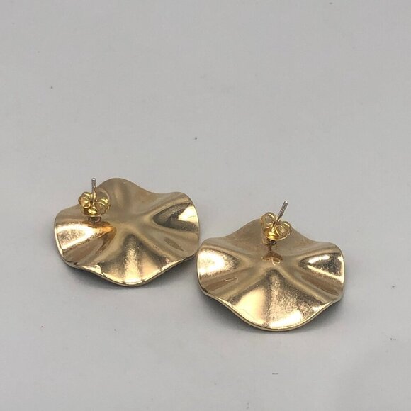 3/$30 Vintage Earrings Gold Wavy Button Swirl Design Green White Pierced Estate - Picture 7 of 11